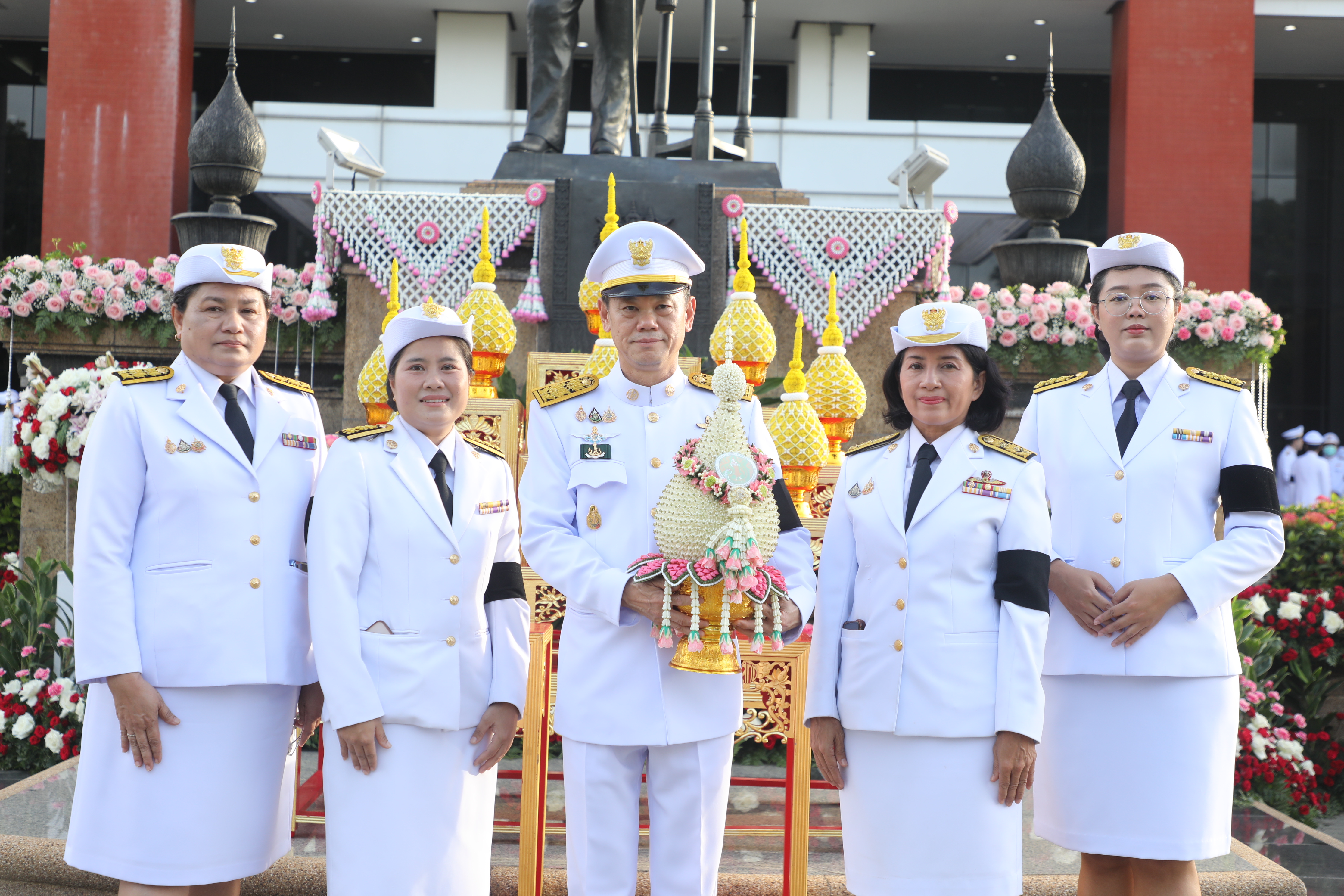 title - ส.ป.ก. ร่วมพิธีวางพานพุ่มถวายเครื่องราชสักการะ พระบรมราชานุสาวรีย์พระบาทสมเด็จพระปรมินทร มหาจุฬาลงกรณ์ พระจุลจอมเกล้าเจ้าอยู่หัว เนื่องในวันสื่อสารแห่งชาติ ประจำปี 2569